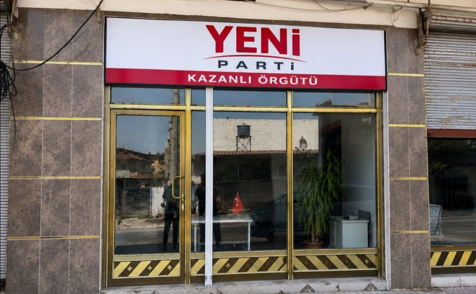 Mersin’de YENİ PARTİ’nin ilk tabelası Kazanlı’da asıldı