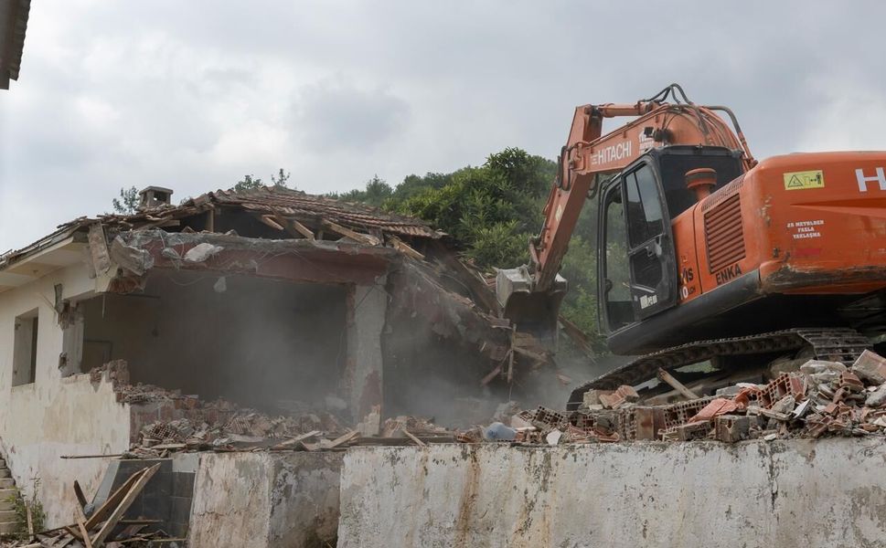 Yenişehir’de atıl okullar ve metruk yapılar yıkılıyor