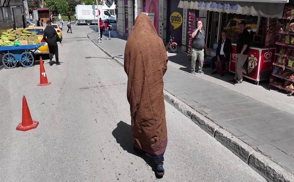 Dilenci ihbarına giden zabıta, karşılarında tiyatrocuyu buldu
