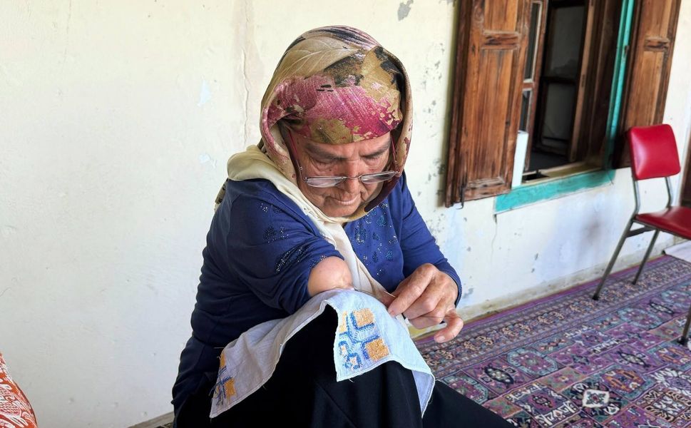 Tek koluyla iğne oyası yapıyorhaberel emeğiyle geleneği yaşatıyor
