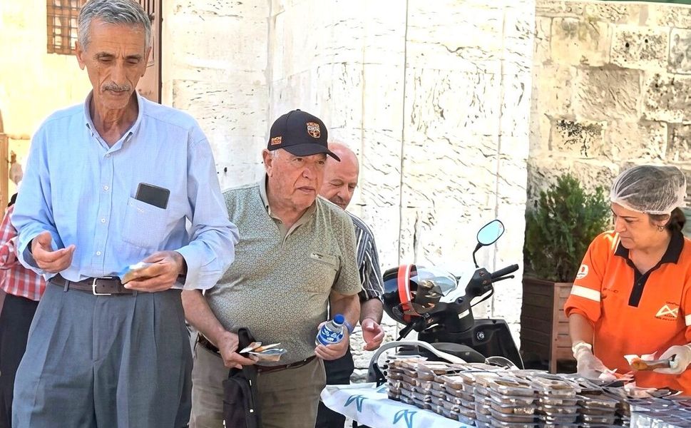 Büyükşehir Tarsus’ta bin 500 kişilik irmik helvası dağıttı