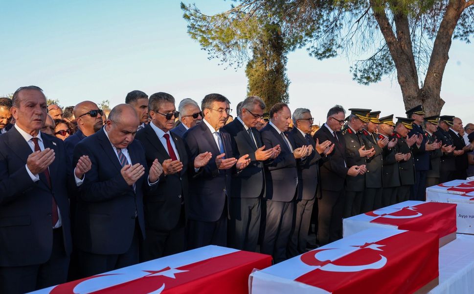Cevdet Yılmaz, KKTC'de şehitlikte devlet törenine katıldı