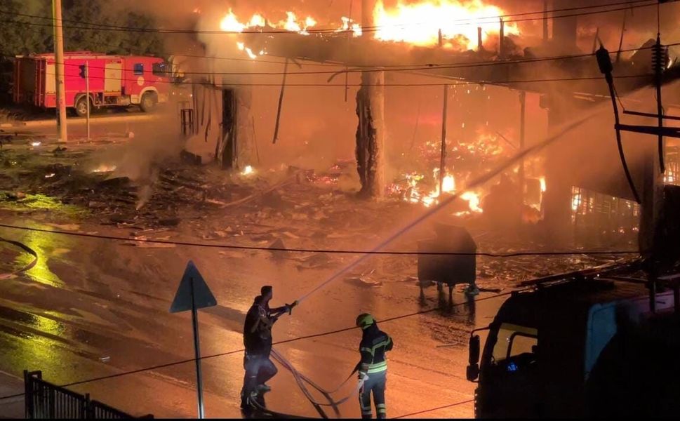 Mersin'de 3 katlı mobilya mağazasında yangın