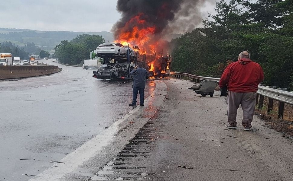 Otoyolda bariyere çarpan araç yüklü TIR yandı