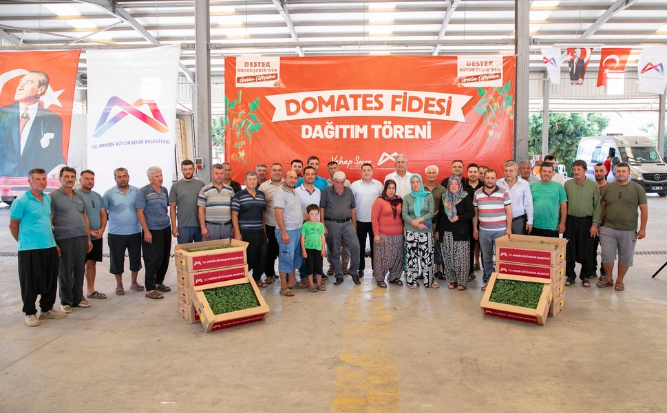 Erdemli’de üreticinin fide yükünü Büyükşehir hafifletti