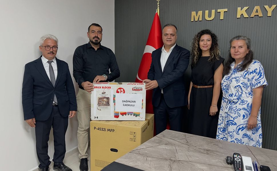Tiyatro gelirleriyle 5 okula oyuncak desteği