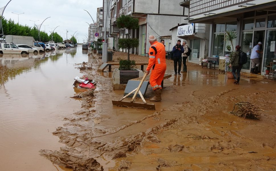 Rize’de sağanak, sel ve taşkınlara yol açtı