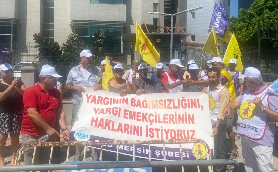 Yargı emekçilerinin talepleri Mersin Adliyesi önünde yükseldi
