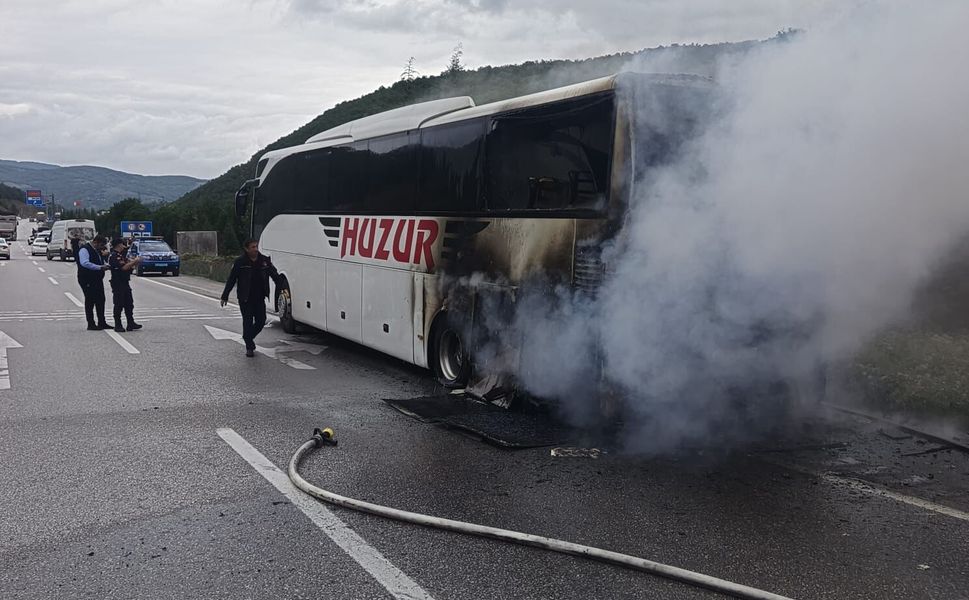 Yolcu otobüsü seyir halindeyken alev aldı