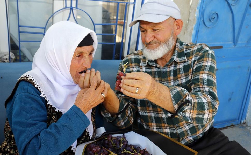 58 yıllık eşine her doğum gününde üzüm hediye ediyor