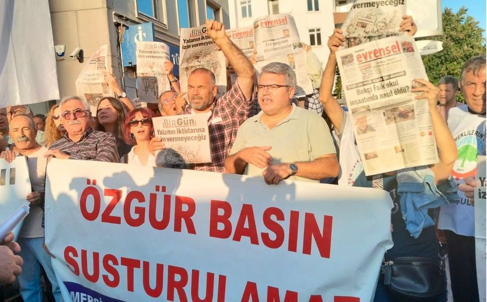 Mersin’de Demokrasi Platformu tutuklu gazeteciler için sokağa çıktı
