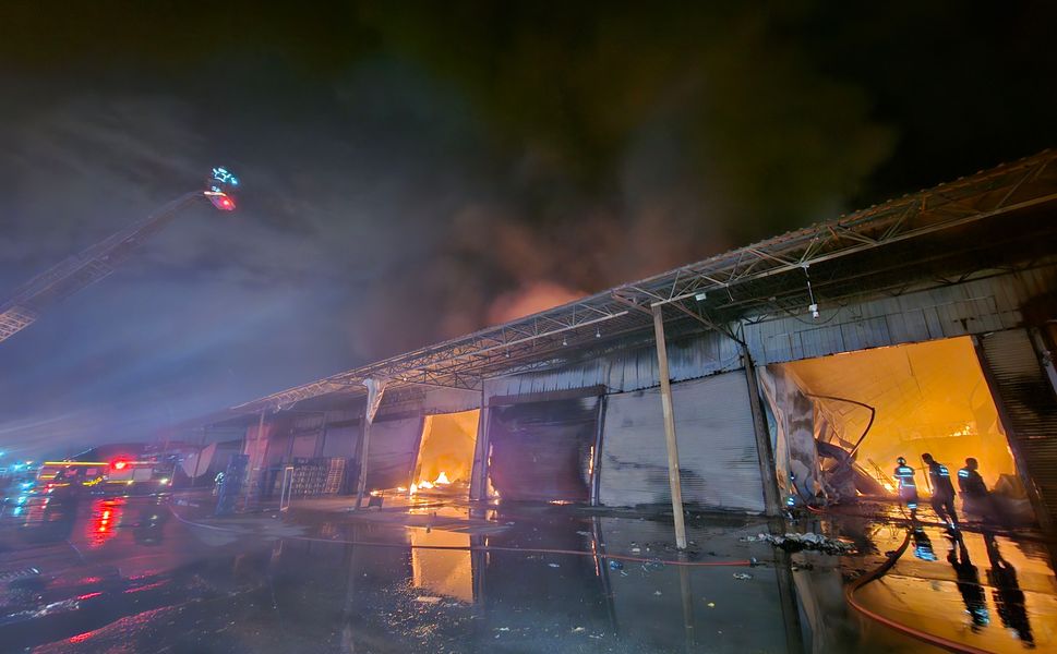 Sebze halinde yangın paniği: 22 iş yeri zarar gördü