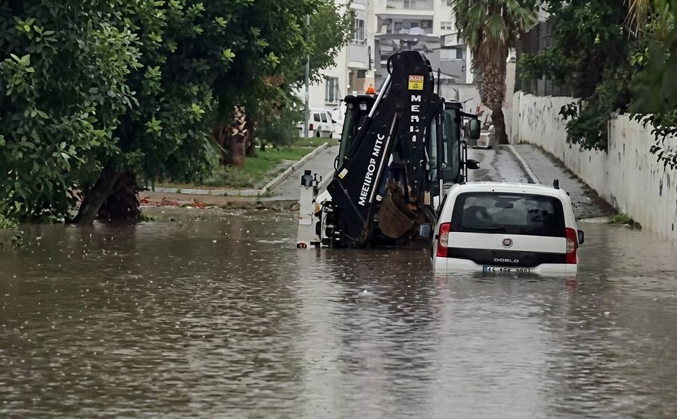 Mersin’de şiddetli yağış hayatı felç etti