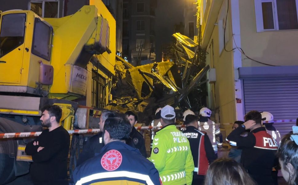 5 katlı metruk bina büyük gürültüyle çöktü