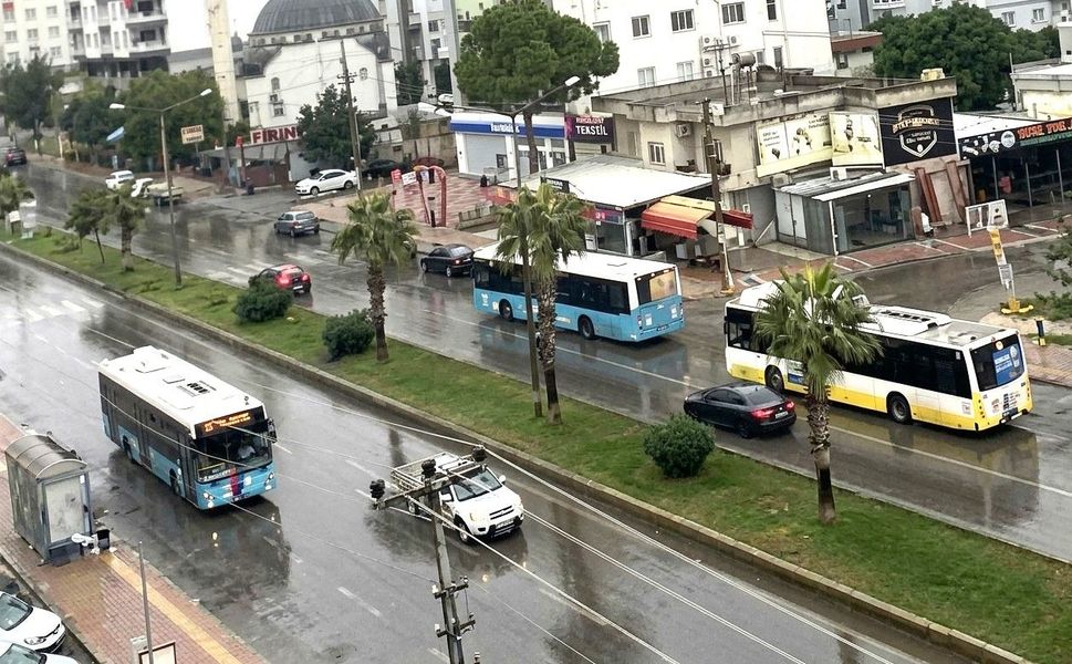 Büyükşehir'in ücretsiz otobüs hizmeti sağanakta vatandaşa ilaç oldu