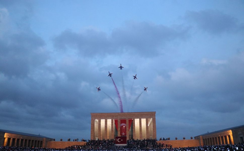 Cumhuriyet Bayramı’nda Türk Yıldızları'ndan Anıtkabir’de saygı uçuşu