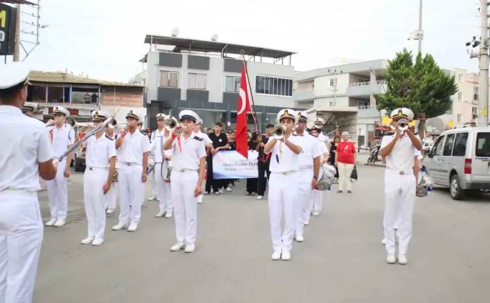 Cumhuriyet coşkusu bando kortejiyle Kazanlı'da sokaklara taştı