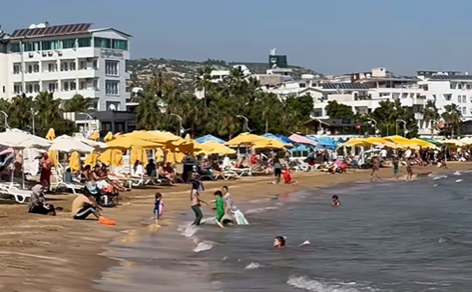 Türkiye kışa hazırlanırken Mersin'de sahiller tıklım tıklım
