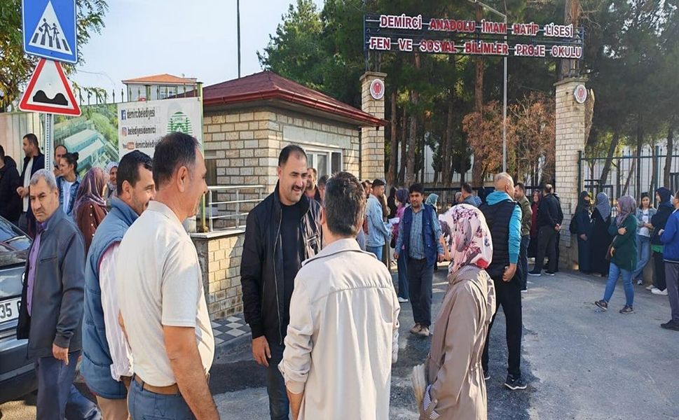 Lastiği patlayan otomobildeki 3 adayı jandarma yetiştirdi