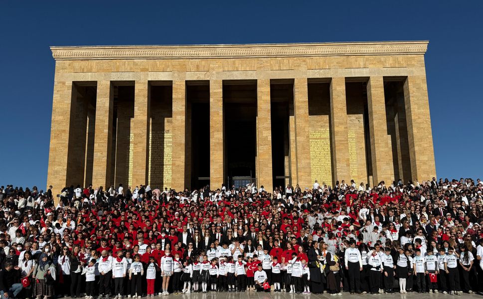 Anıtkabir’i 100 bin kişiyle ziyaret ettiler