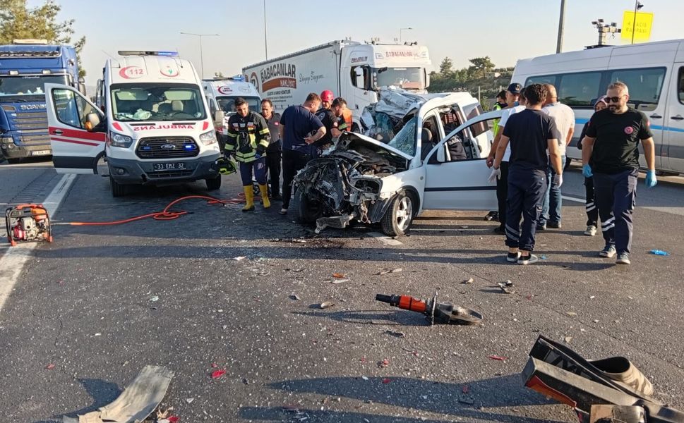 Damlama’da hafif ticari araç TIR'a çarptı; 2 ölü, 1 yaralı