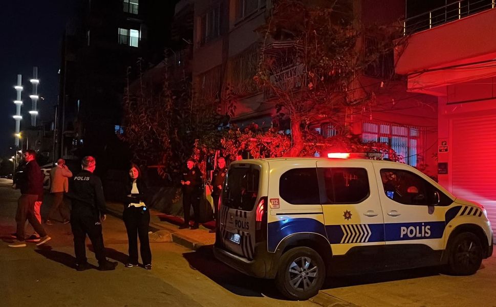 Mersin’de zemini çöken 3 katlı bina tahliye edildi