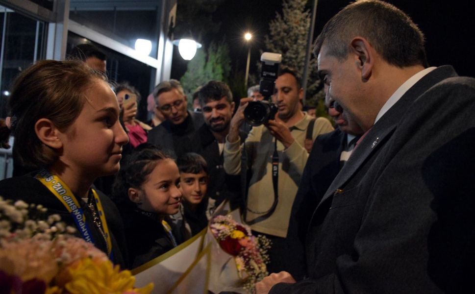 Altın madalyalı sporculara havalimanında karşılama