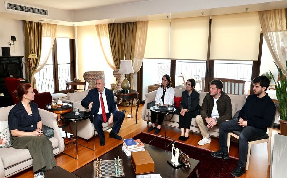 Mansur Yavaş, Vahap Seçer'in ailesini ziyaret etti