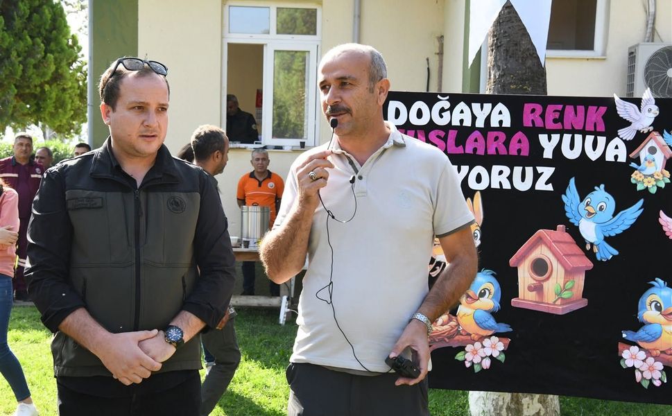 Minik eller kuş yuvalarını renklendirdi