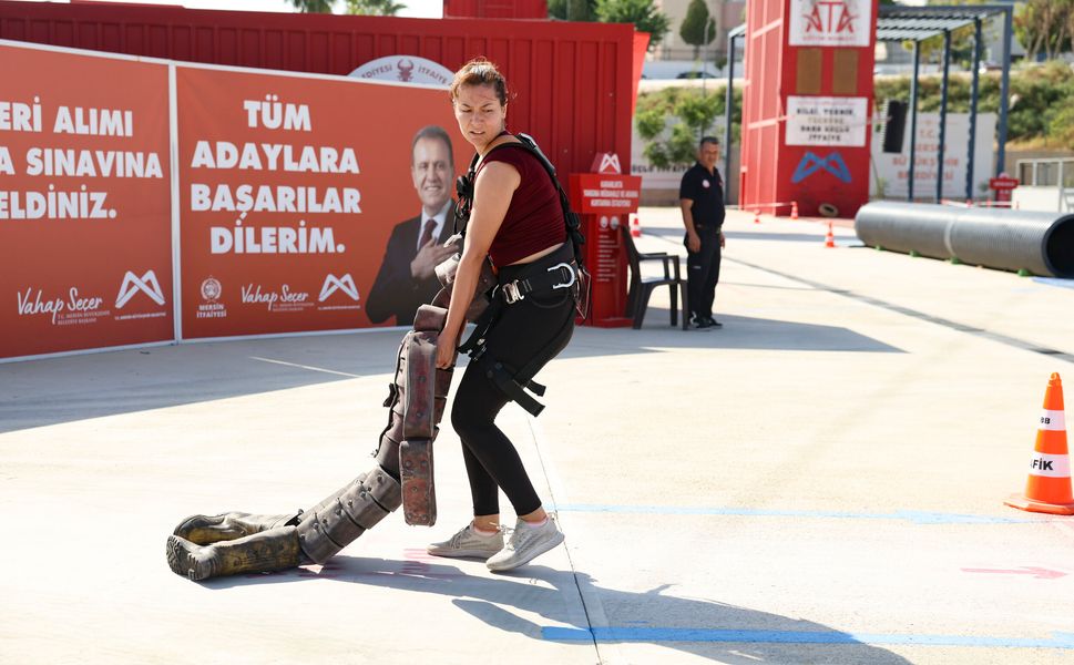 Mersin İtfaiyesi’nde yeni itfaiyeci adaylarının zorlu sınavı