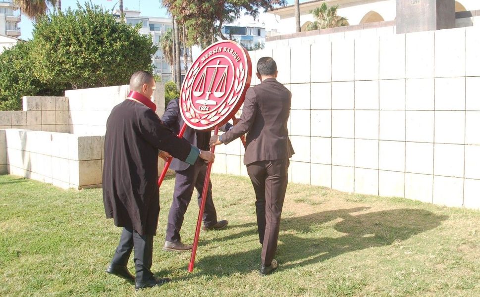Mersin Barosu göreve Atatürk Anıtına çelenk koyarak başladı