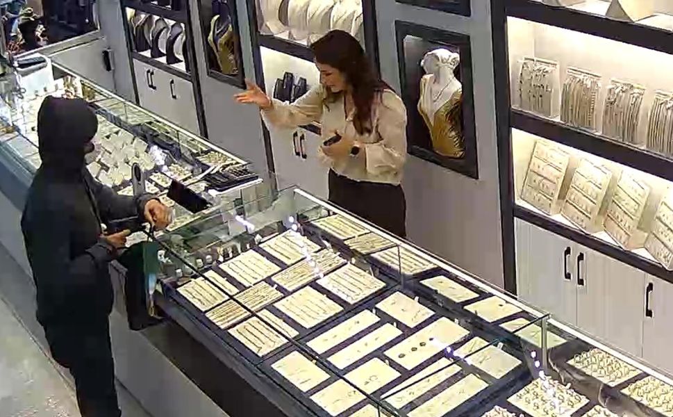 Kuyumcuyu oyuncak tabancayla soymaya kalktı alarmla kaçtı