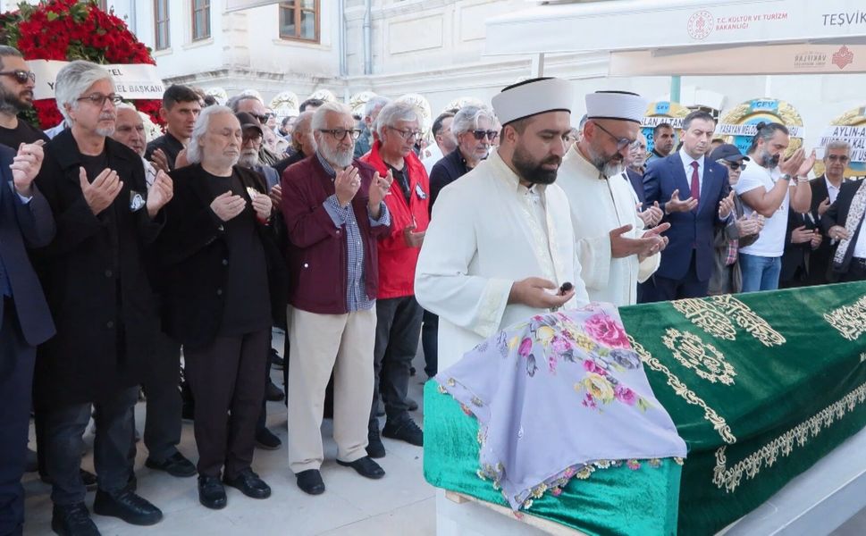 Duayen tiyatrocu son yolculuğuna uğurlandı