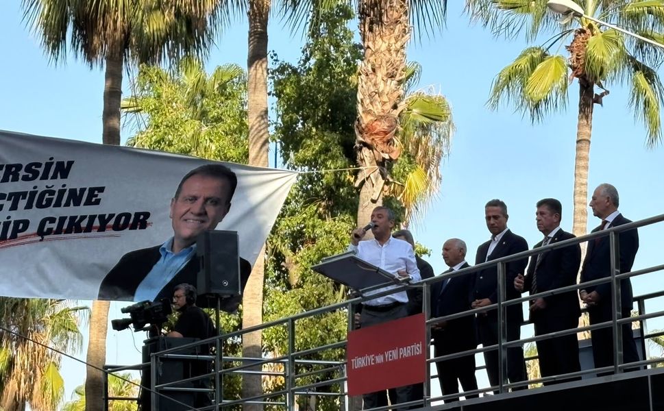 Özel, Büyükşehir Belediyesi önünü miting alanı yaptı