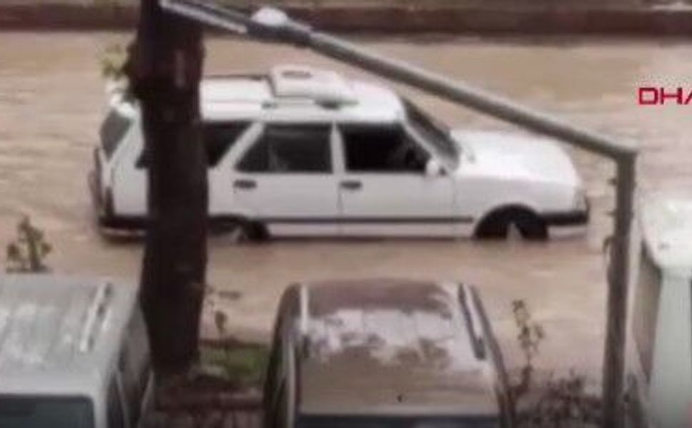 Silifke’de sağanak yağış yolları su altında bıraktı