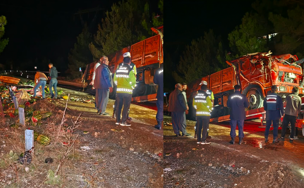 Tarsus'ta karpuz yüklü kamyon devrildi: 2 yaralı