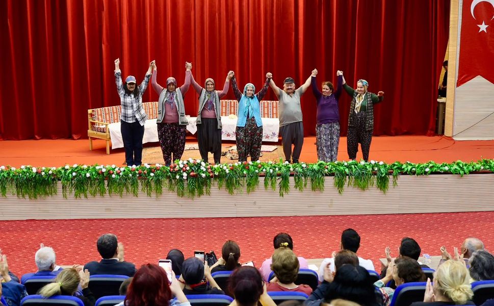 “Anne Elimi Bırakma” oyunu büyük beğeni kazandı