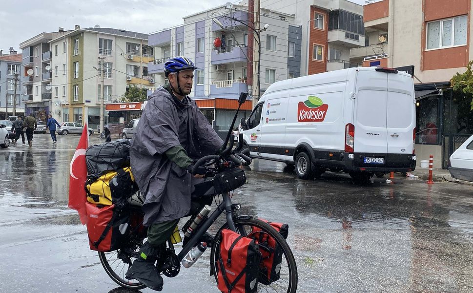 Bisikletle umreye gitmek üzere yola çıktı