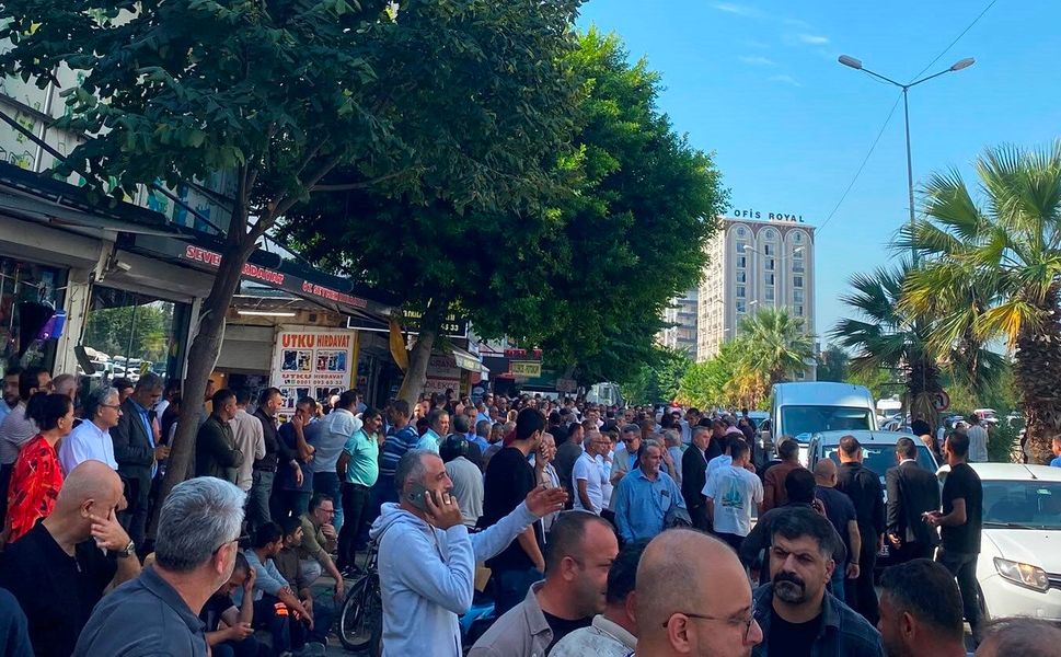 Mersin’de başkanlar için adliye önünde yoğun kalabalık