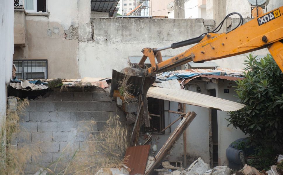 Yenişehir Belediyesi, Eğriçam’daki metruk binayı yıktı