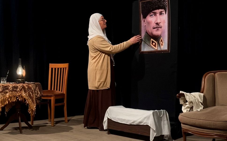 ‘Zübeyde Hanım’ sahnede büyüledi