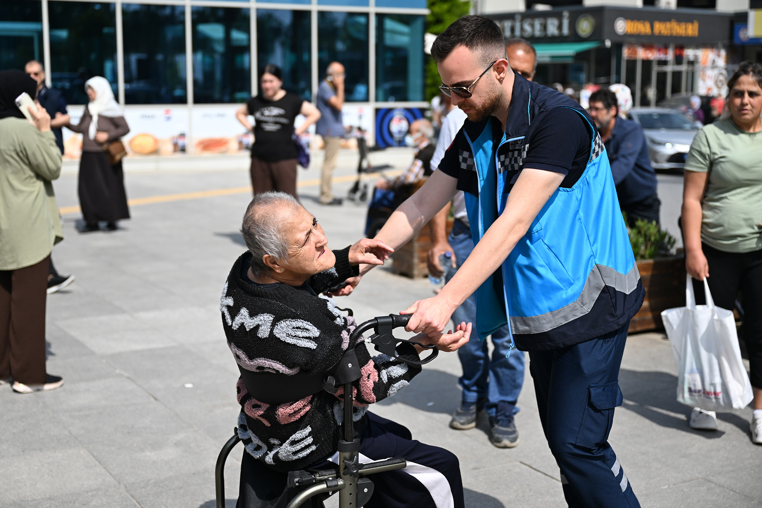 Büyükşehi̇r Hastalikta Ve Sağlikta Mersi̇nli̇leri̇n Yaninda (4)