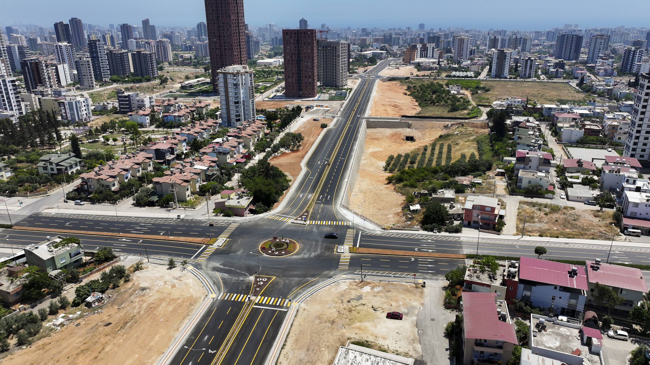 Mersi̇n Büyükşehi̇r’i̇n, ‘38. Cadde Yeni̇ Yol Açma Projesi̇’ Tamamlandi (2)