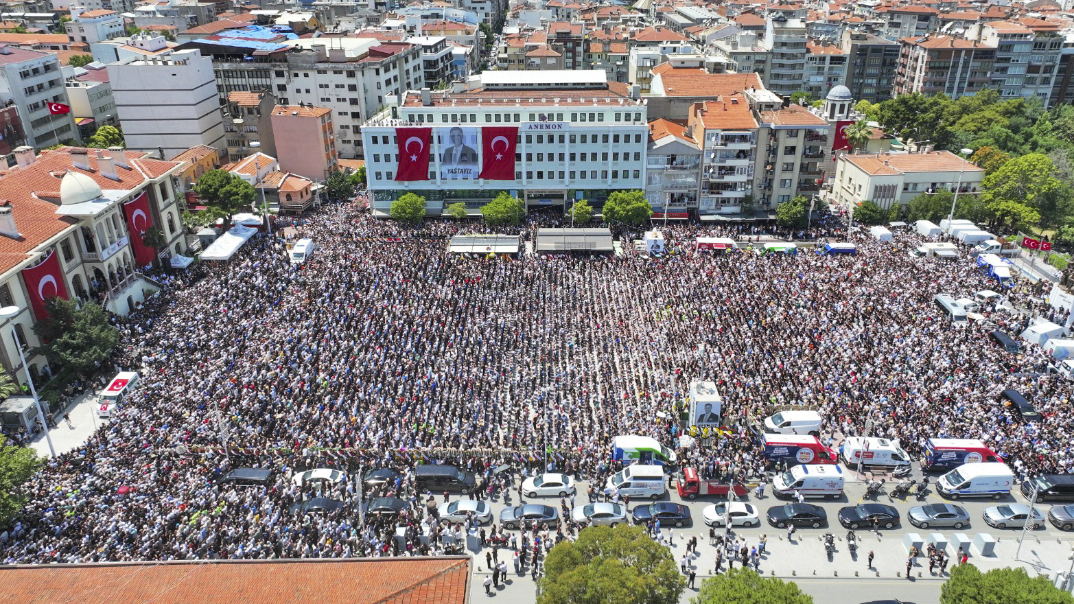 Başkan Seçer, Mani̇sa Büyükşehi̇r Beledi̇ye Başkani Ferdi̇ Zeyrek’i̇n Mani̇sa’daki̇ Cenaze Töreni̇ne Katildi (5)