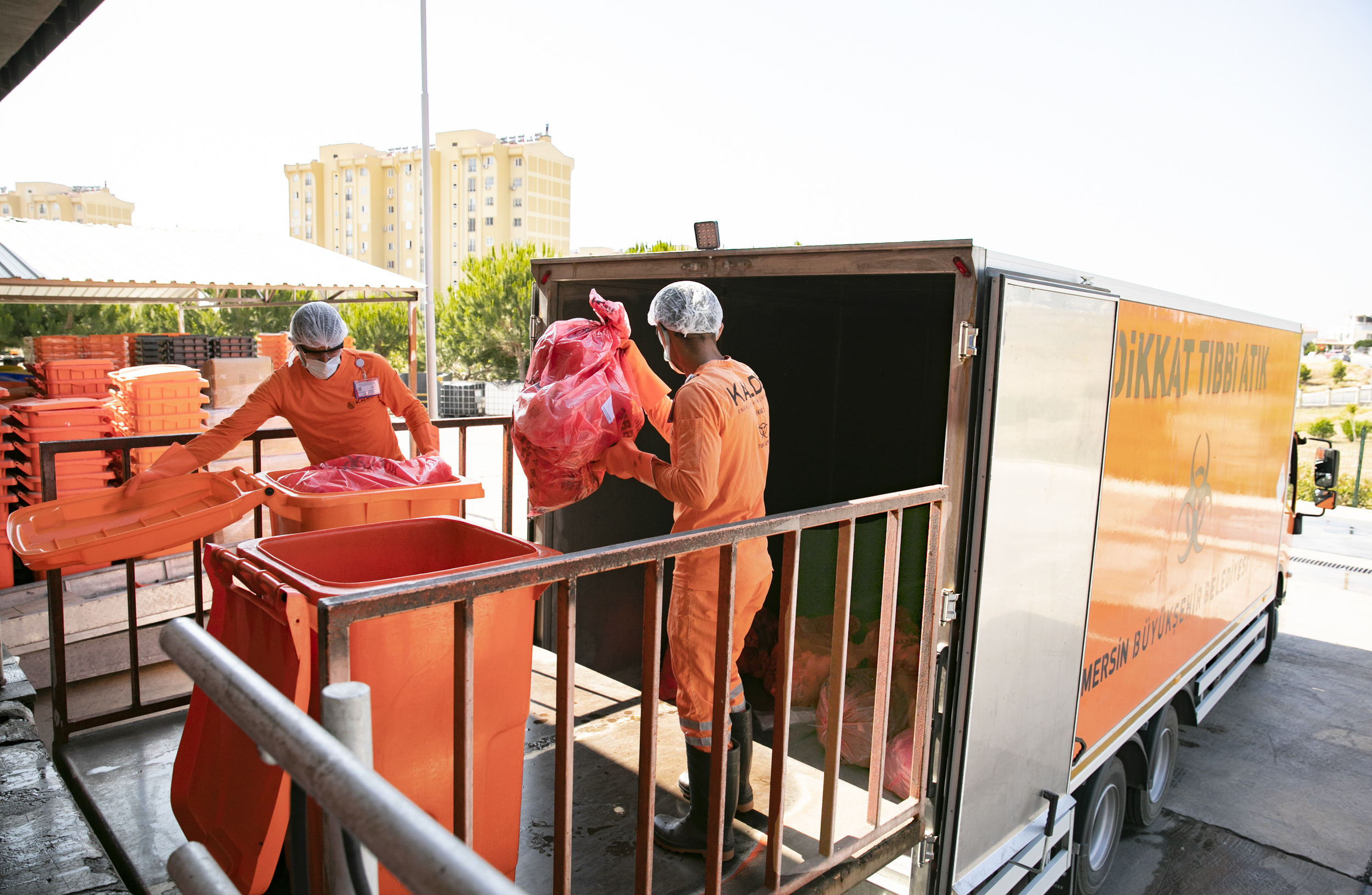 Mersi̇n’de Tibbi̇ Atiklar Güvenle Toplaniyor Ve Bertaraf Edi̇li̇yor (3)