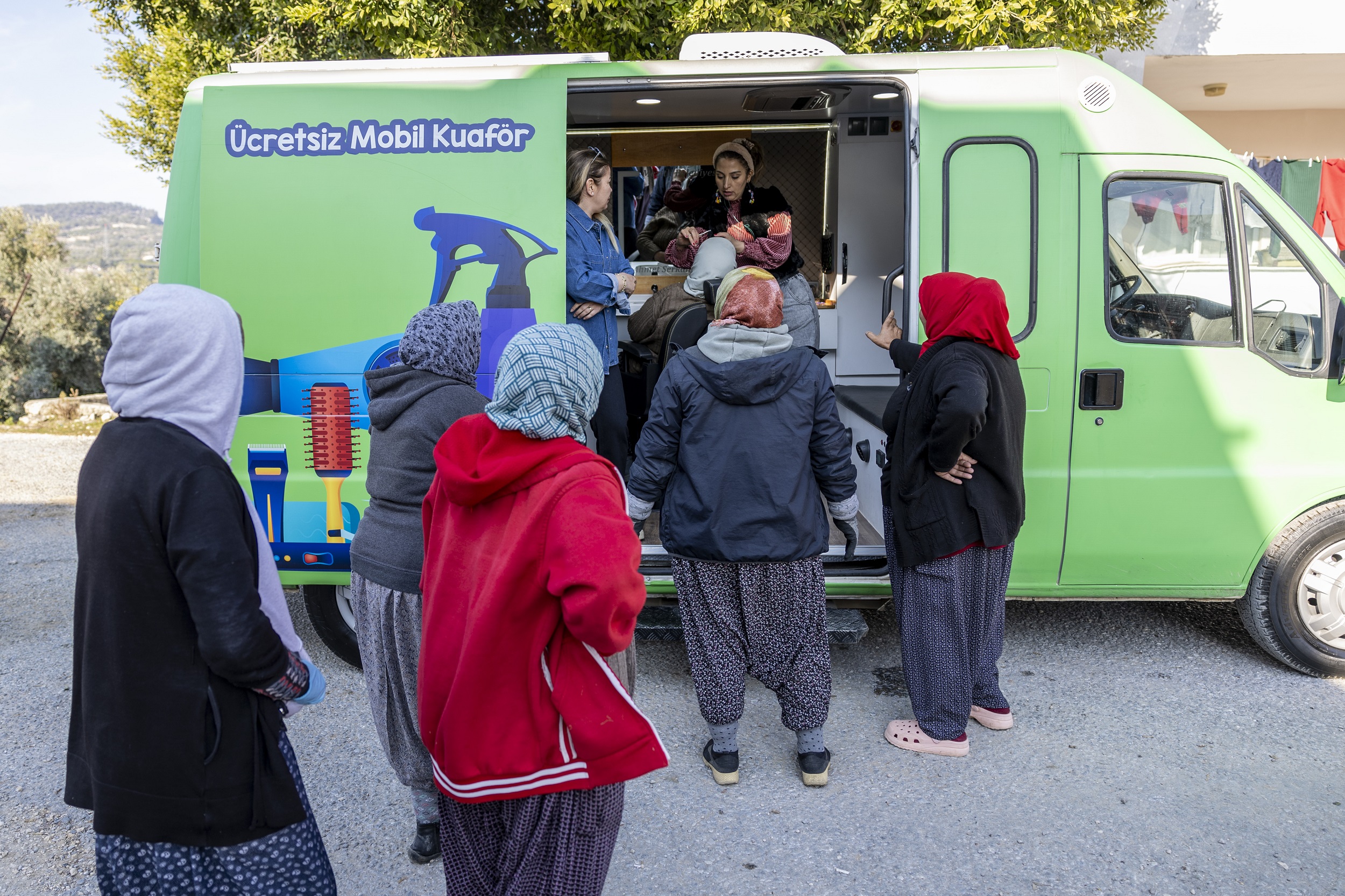 Mezi̇tli̇’de Kadinlara, Emekli̇lere Ve Engelli̇lere Yöneli̇k Mobi̇l Kuaför Hi̇zmeti̇ 15.500 Ki̇şi̇ye Ulaşti (2)