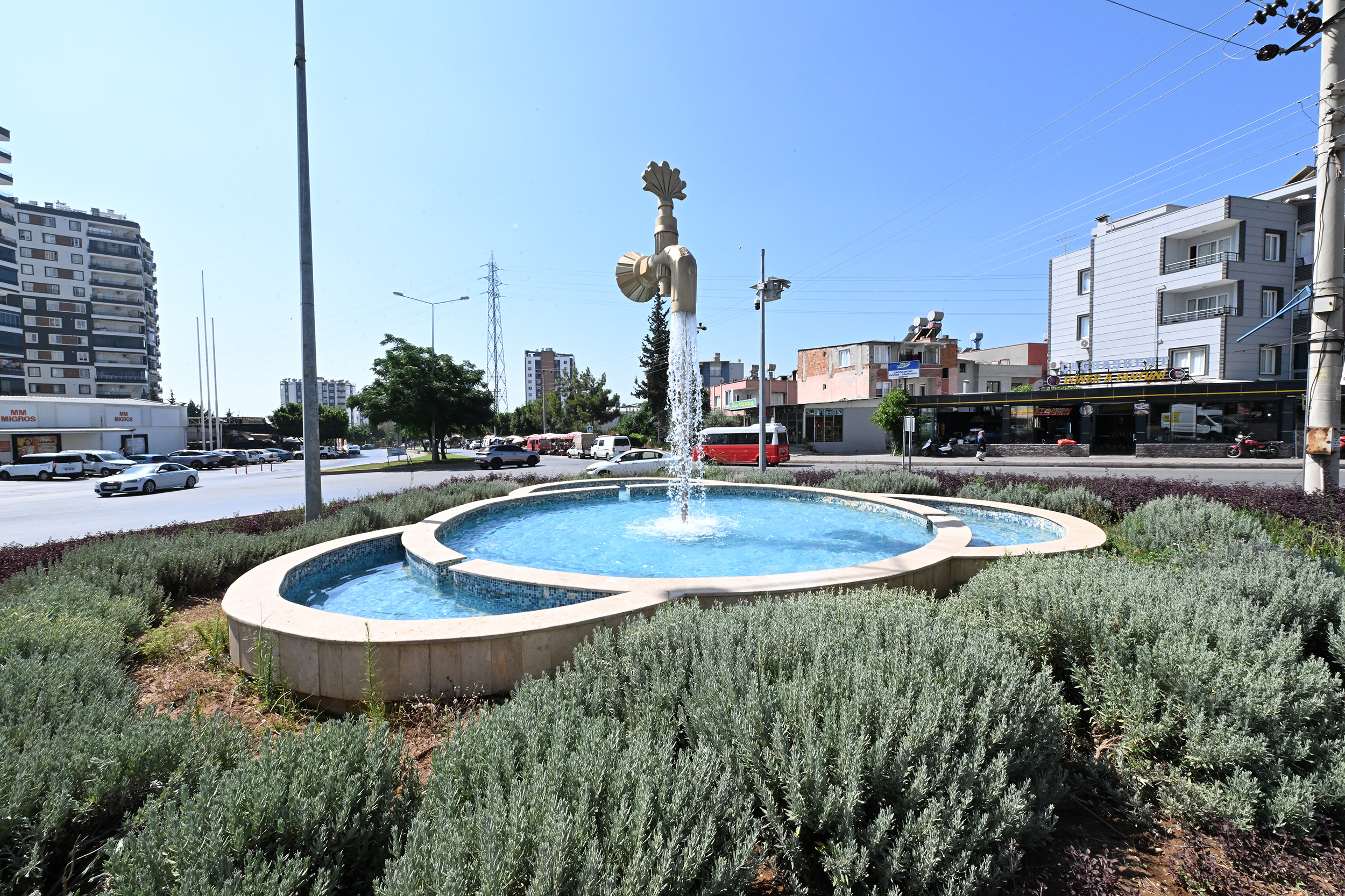 Büyükşehi̇r’i̇n Park Ve Bahçeler Eki̇pleri̇ Kenti̇ Yaza Hazirladi (3)