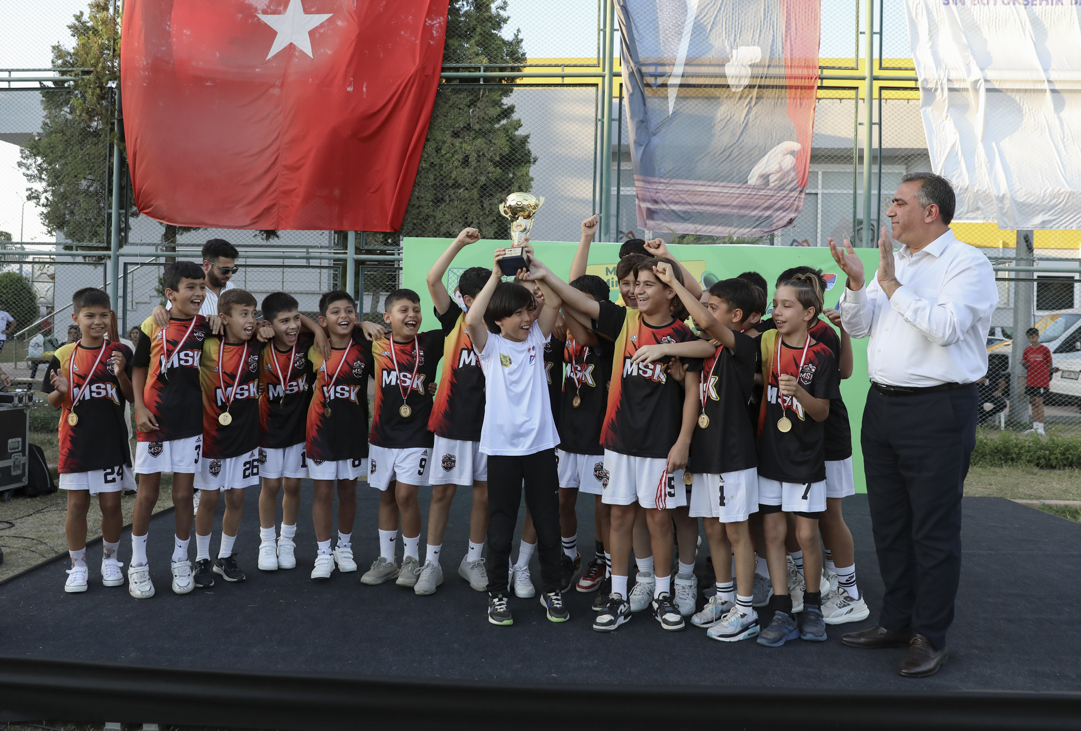 Büyükşehi̇r’i̇n ‘U 11 U 12 Futbol Şenli̇k Li̇gi̇’ Sona Erdi̇ (9)