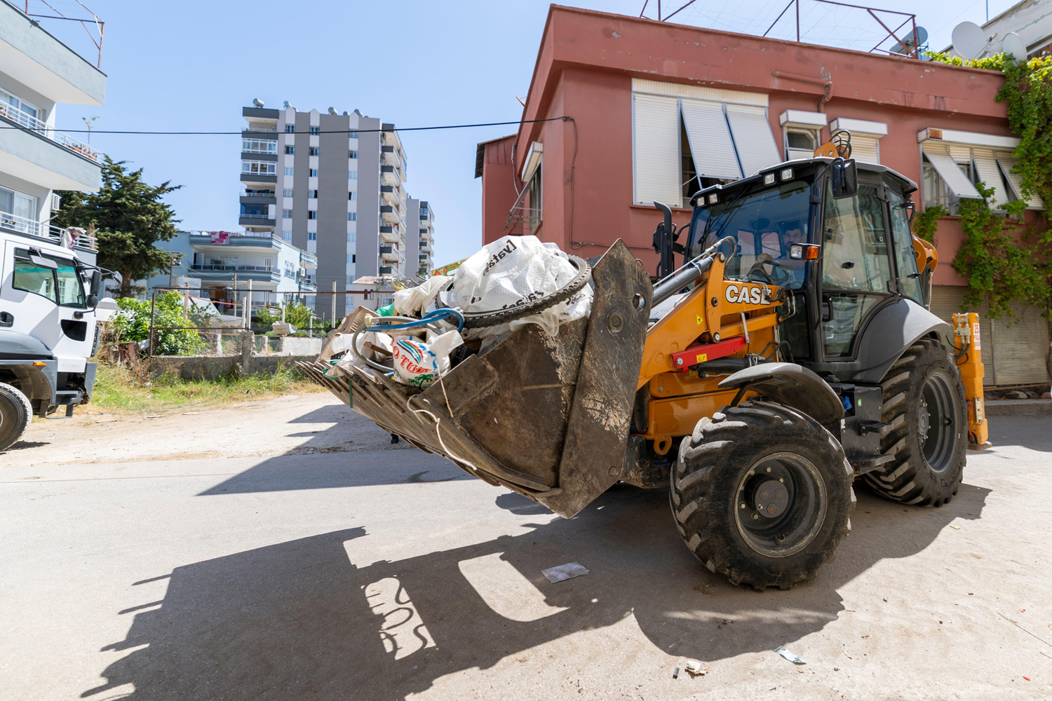 Yenişehir Belediyesi “Çöp Ev” Niteliğindeki Meskenden 10 Kamyon Çöp Çıkardı (2)