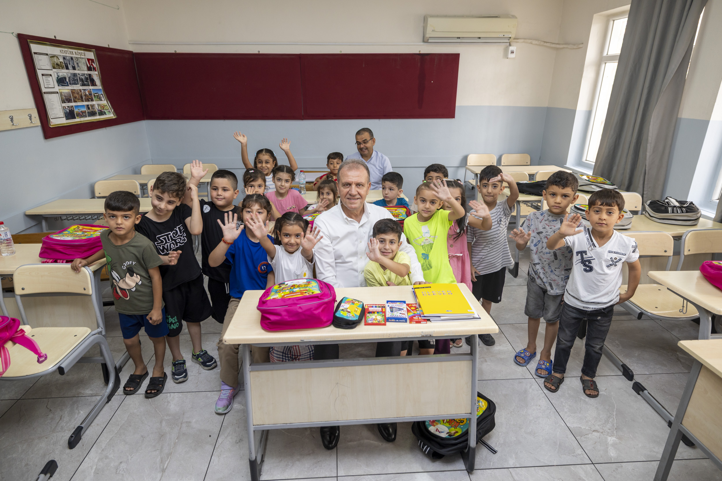 1. Sinif Öğrenci̇leri̇ni̇n İlk Çantalari Başkan Seçer’den (1)
